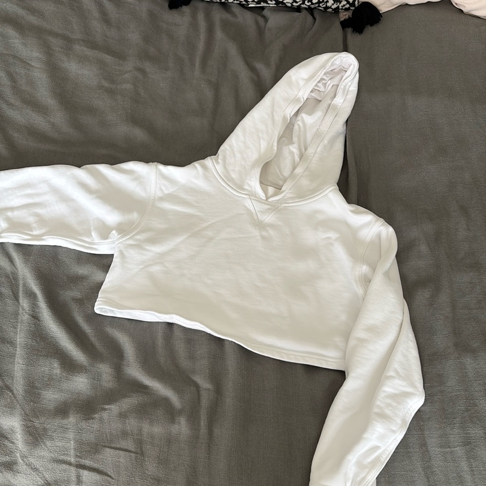 WHITE LULULEMON SWEATSHIRT